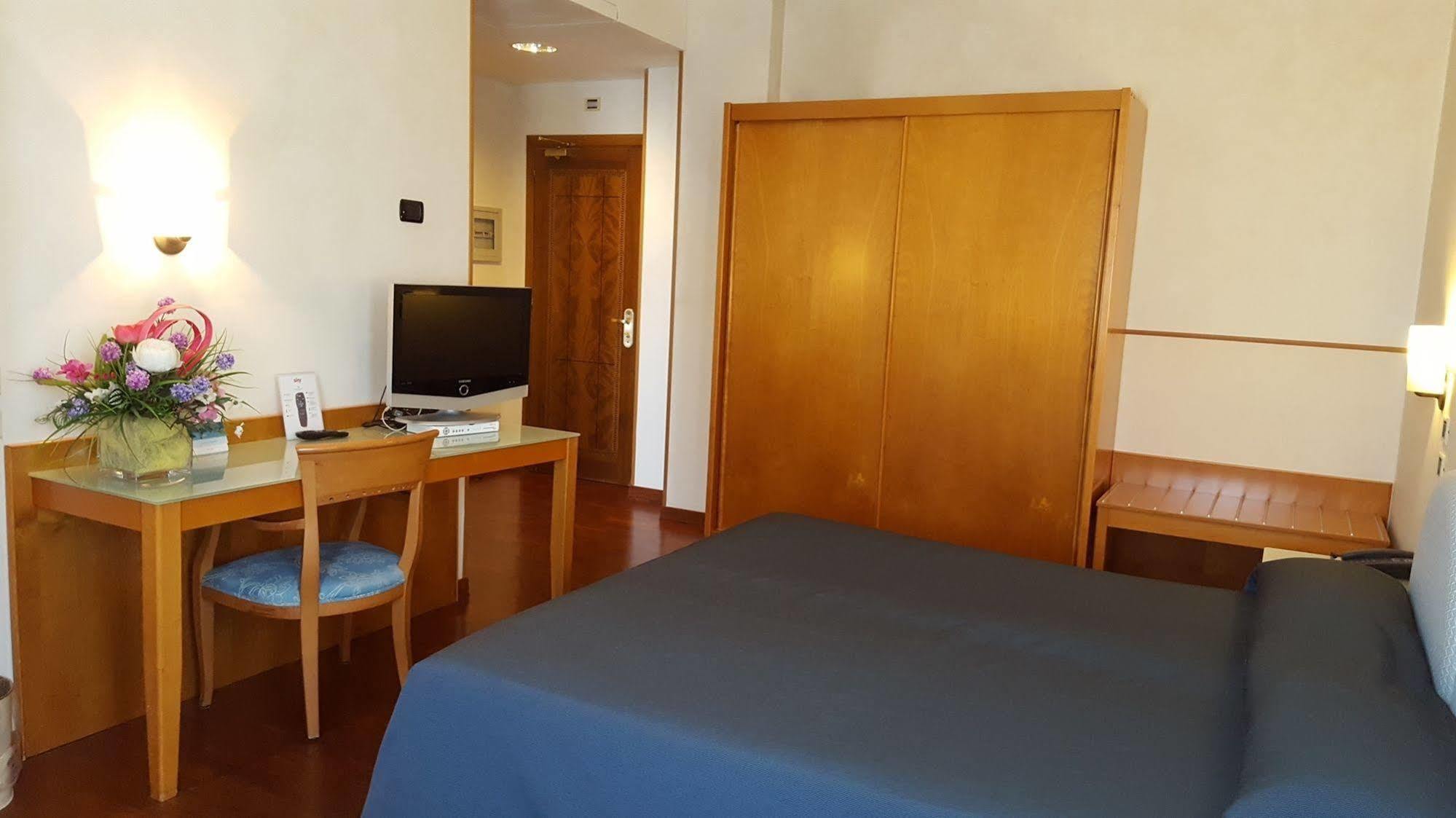 Hotel Baia Flaminia Pesaro Exterior photo
