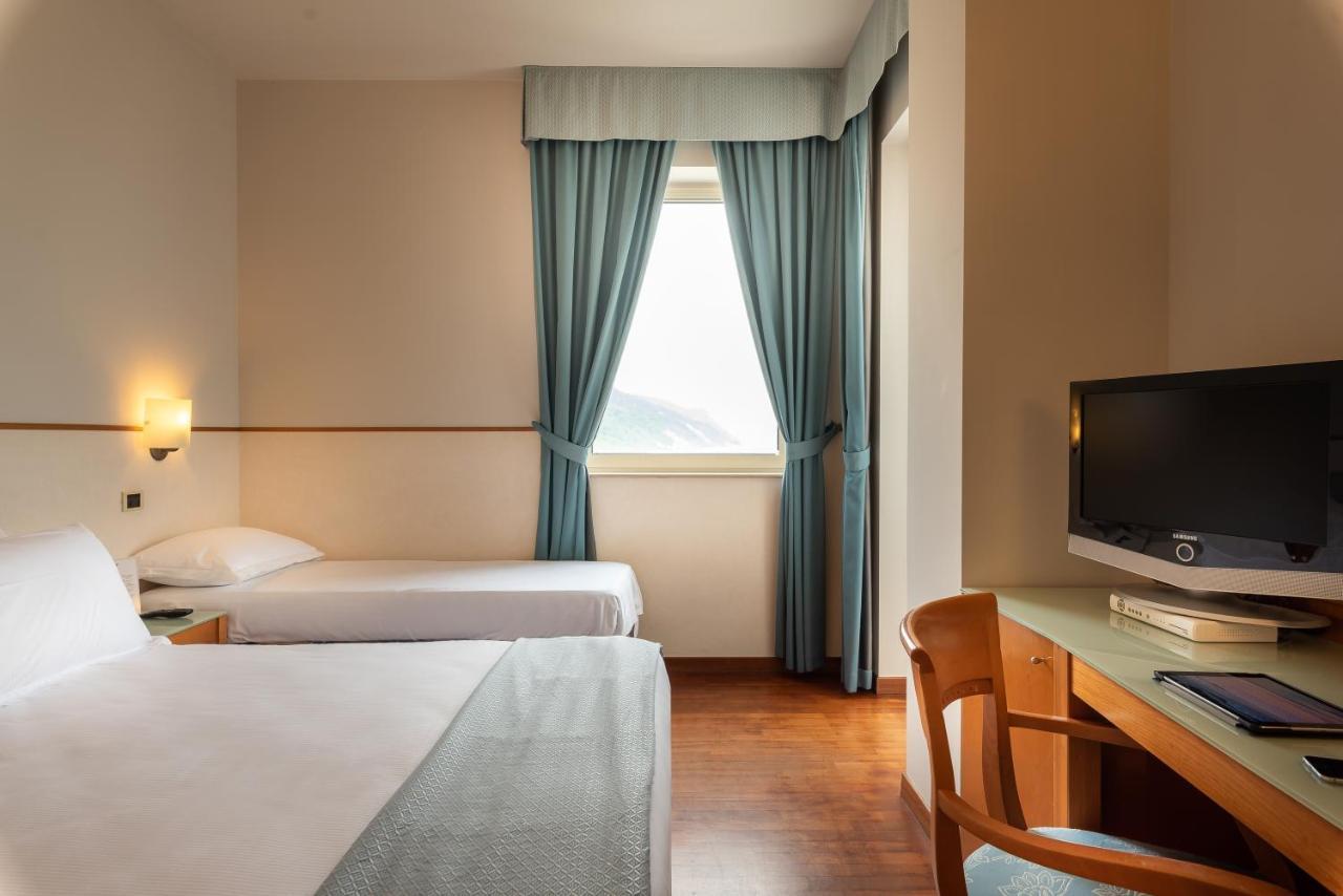 Hotel Baia Flaminia Pesaro Exterior photo